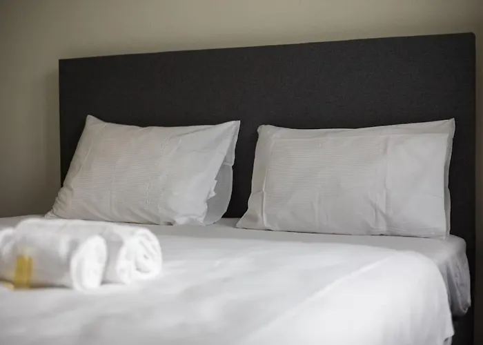 דירה Downtown Deluxe With Queen Bed Be-55